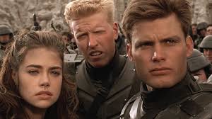 Soldats de Starship Troopers souriant pour la propagande